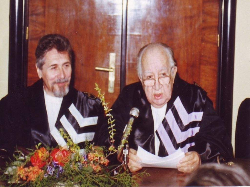 Rectorul Emil Constantinescu oferind titlul Doctor Honoris Causa al Universităţii Bucureşti lui Ghiţă Ionescu, Bucureşti, 26 aprilie 1993 / constantinescu.ro