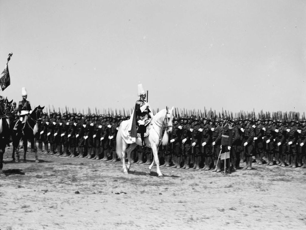 Regele Carol al II-lea la Parada de 10 Mai în 1937